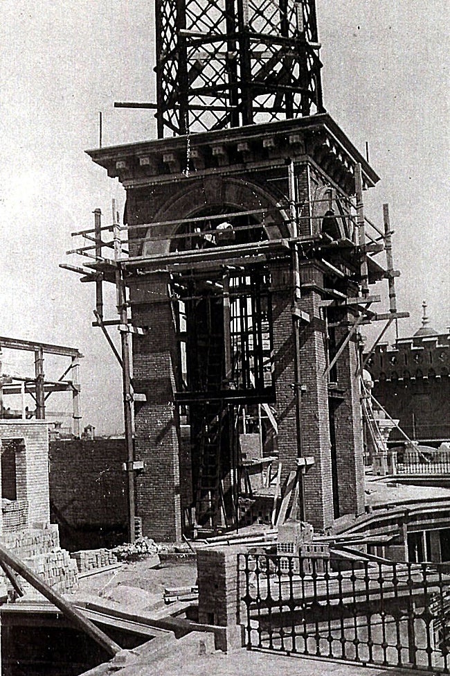 Detalle de los trabajos en la torre en las imágenes de Julio Derrey.